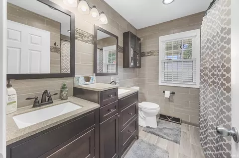 Bath - 1548 Gregory Ln, Jasper, IN 47546 photo 1 of 4