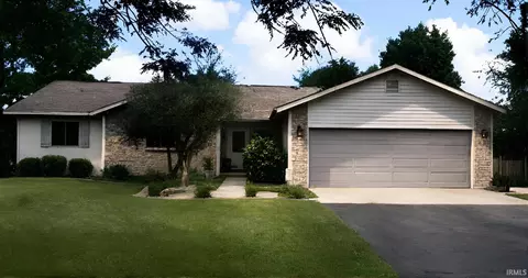 6135 E Crescent Ct, Churubusco, IN 46723