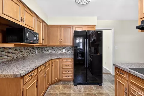 Kitchen - 108 Mohawk Dr, Flora, IN 46929 photo 4 of 5