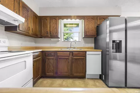 Kitchen - 117 Oakmount Ct, Jasper, IN 47546 photo 2 of 4