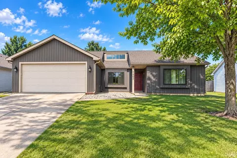 1402 Misty River Dr, Fort Wayne, IN 46808