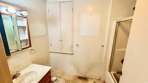 Bath - 80 Eldorado Dr, Wabash, IN 46992 photo 3 of 3