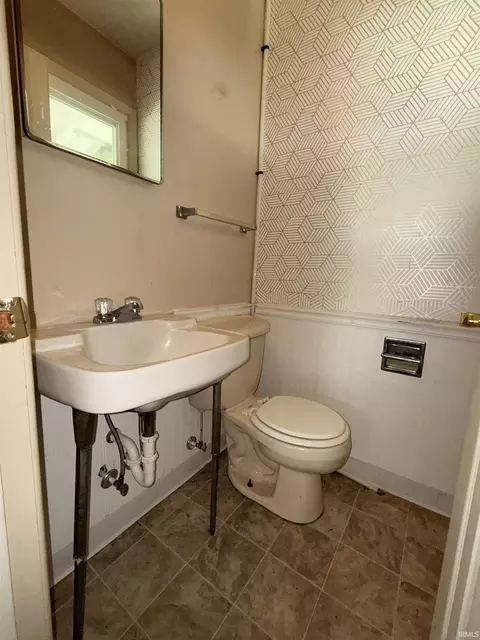 Bath - 200 N Shellbark Rd, Muncie, IN 47304 photo 2 of 2