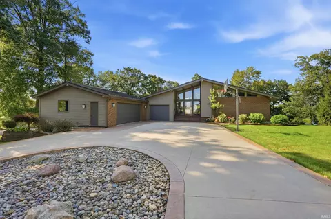 1420 Lake Bluff Dr, Kendallville, IN 46755
