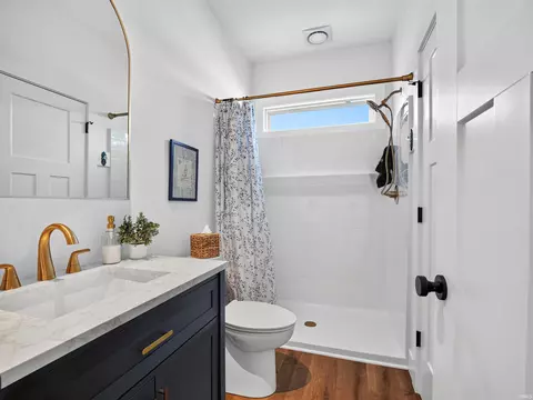 Bath - 6031 E Pickwick Rd, Syracuse, IN 46567 photo 2 of 7