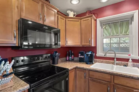 Kitchen - 1448 Dexter Ct, Jasper, IN 47546 photo 4 of 5
