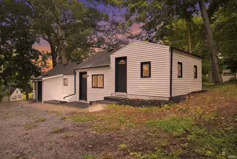 3240 W Shoreline Dr, Columbia City, IN 46725