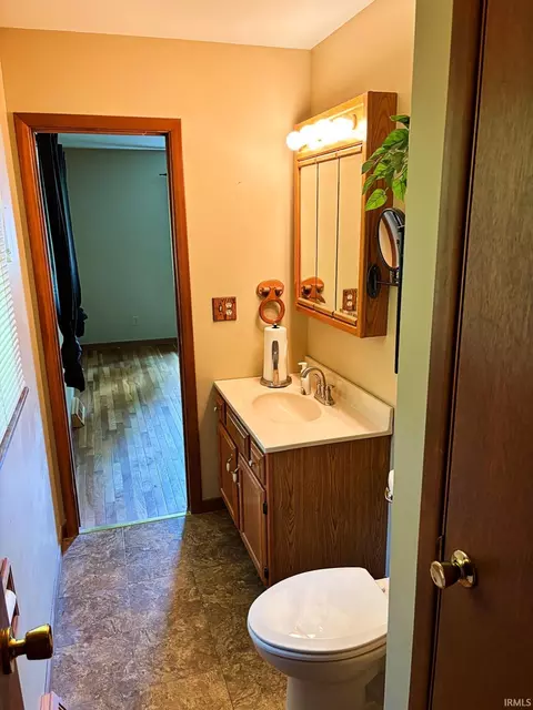 Bath - 1517 Elliston Dr, Bloomington, IN 47401 photo 1 of 8