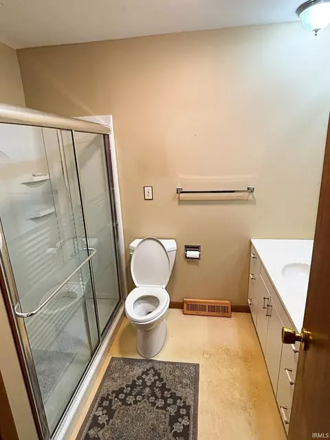 Bath - 1517 Elliston Dr, Bloomington, IN 47401 photo 2 of 8
