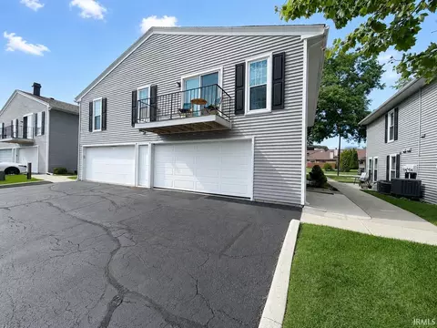 5026 Woodmark Dr, Fort Wayne, IN 46815