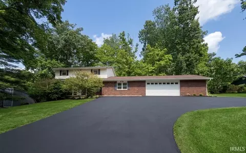 1624 N Ridgeway Dr, Ellettsville, IN 47429