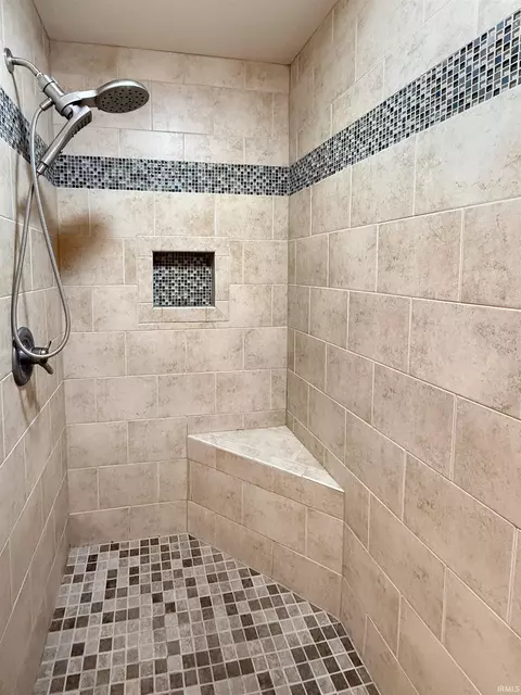 Bath - 1453 Summit St, Jasper, IN 47546 photo 2 of 3