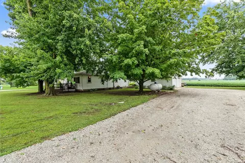 7494 N Albion St, Wawaka, IN 46794