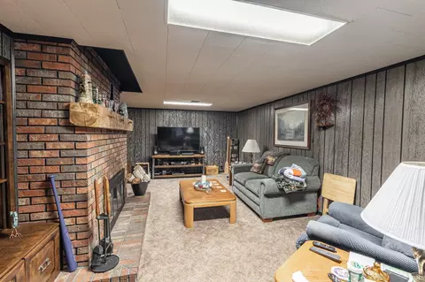 Living - 20 Parkway Dr, Wabash, IN 46992 photo 1 of 4
