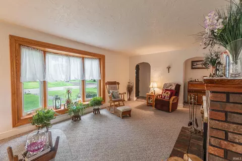 Living - 20 Parkway Dr, Wabash, IN 46992 photo 3 of 4