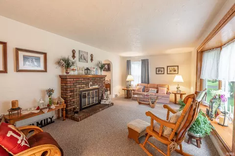 Living - 20 Parkway Dr, Wabash, IN 46992 photo 4 of 4
