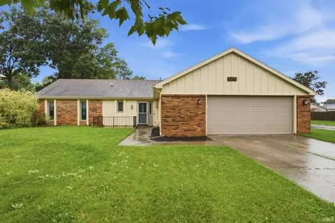 2127 Skyhawk Dr, Fort Wayne, IN 46815