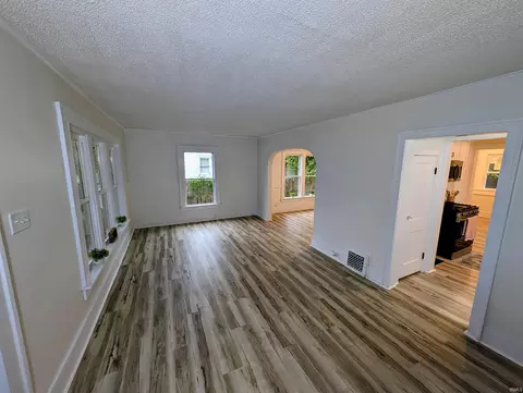 Living - 827 Ewing Ave, South Bend, IN 46613 photo 4 of 6