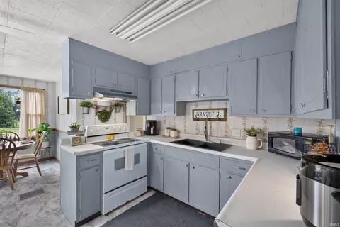 Kitchen - 1556 Rabbitsville Rd, Mitchell, IN 47446 photo 2 of 3