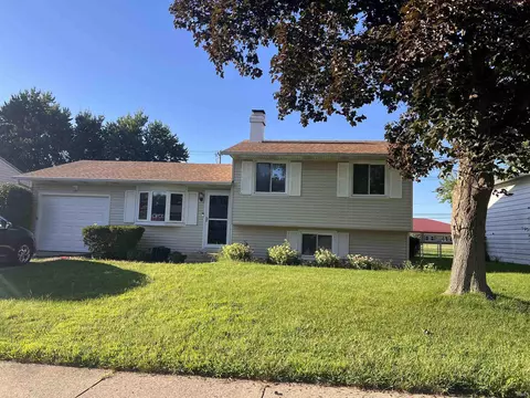 2934 Colonial Dr, Mishawaka, IN 46544