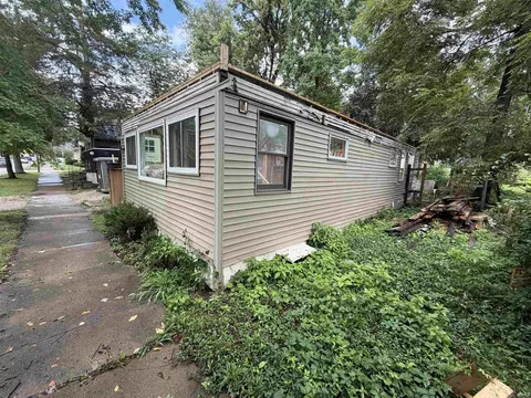 618 W Howe St, Bloomington, IN 47403 photo 2