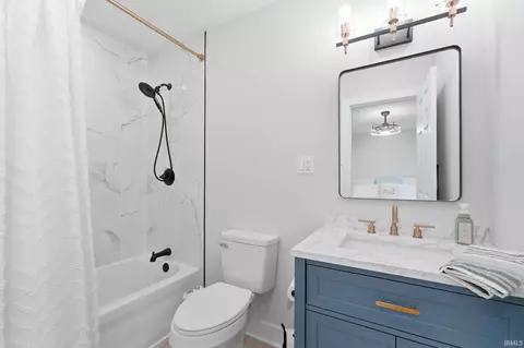Bath - 9170 E Division Rd, Knox, IN 46534 photo 1 of 2