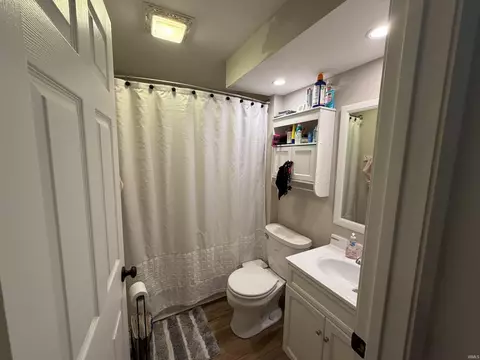 Bath - 206 E Anstett Dr, Fowler, IN 47944 photo 1 of 2