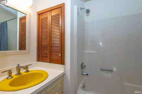 Bath - 3801 N Bittersweet Dr, Bloomington, IN 47408 photo 6 of 7