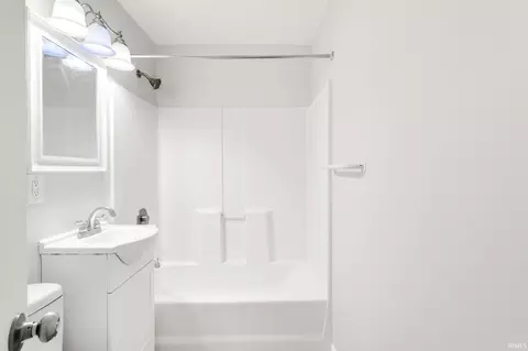 Bath - 4606 Meadow Ln, South Bend, IN 46619 photo 1 of 1