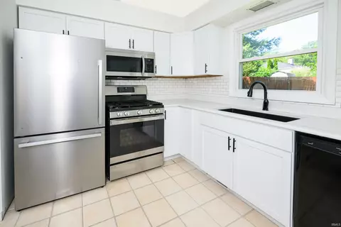 Kitchen - 1423 E Dunstan Dr, Bloomington, IN 47401 photo 3 of 5