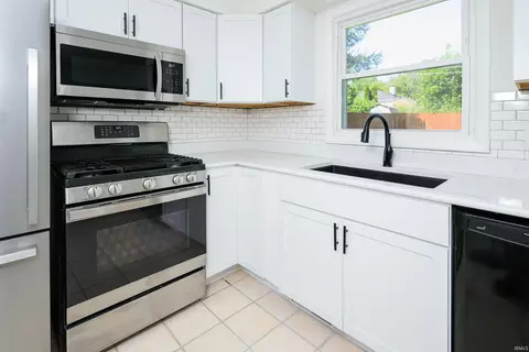 Kitchen - 1423 E Dunstan Dr, Bloomington, IN 47401 photo 4 of 5