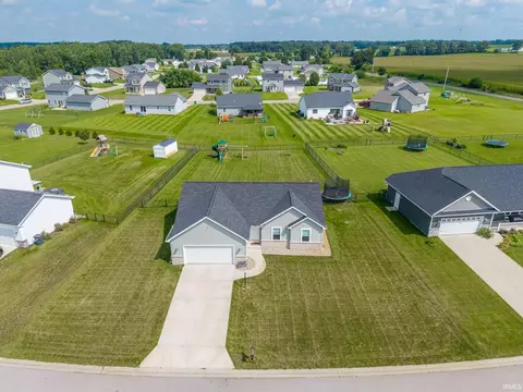 12825 Sunfish Dr, Middlebury, IN 46540