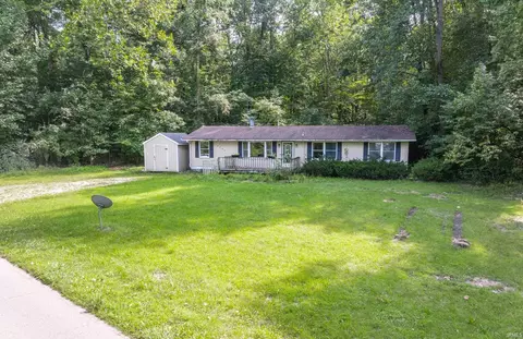 6735 E South Barbee Dr, Pierceton, IN 46562