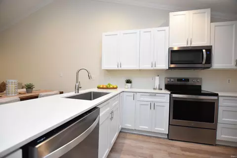 Kitchen - 1830 Eagle Bay Dr, Bloomington, IN 47401 photo 2 of 4