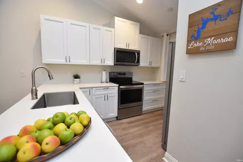 Kitchen - 1830 Eagle Bay Dr, Bloomington, IN 47401 photo 3 of 4