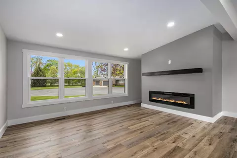 Living - 756 E John St, Nappanee, IN 46550 photo 2 of 5