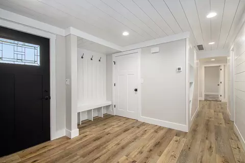 Entry Way - 756 E John St, Nappanee, IN 46550 photo 2 of 5