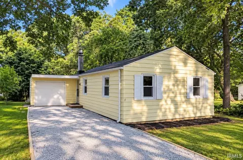 55405 Glenn Rd, South Bend, IN 46628