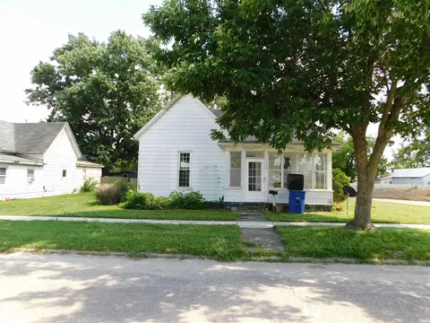 438 W Oak St, Mitchell, IN 47446 photo 2
