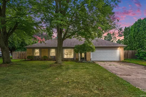 30798 Oakcrest Dr, Granger, IN 46530