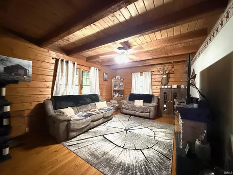 Living - 8 Spice Valley Ct, Mitchell, IN 47446 photo 2 of 3
