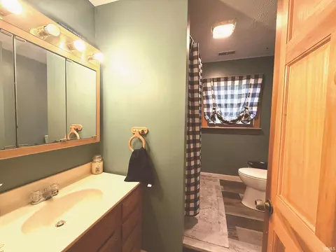 Bath - 8 Spice Valley Ct, Mitchell, IN 47446 photo 4 of 5