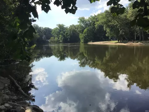 8049 E Pondview Ct, Monticello, IN 47960