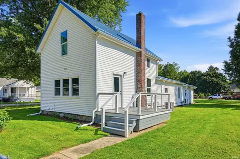 308 E County Line Rd, Wolcottville, IN 46795