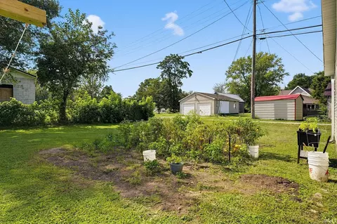 Exterior - 401 W Grissom Ave, Mitchell, IN 47446 photo 9 of 10