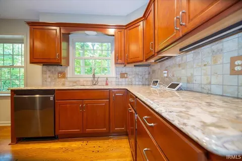 Kitchen - 4919 E State Road 252, Franklin, IN 46131 photo 3 of 3