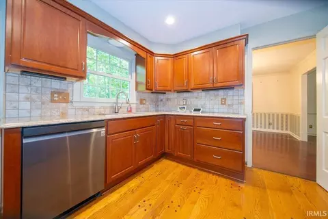 Kitchen - 4919 E State Road 252, Franklin, IN 46131 photo 2 of 3