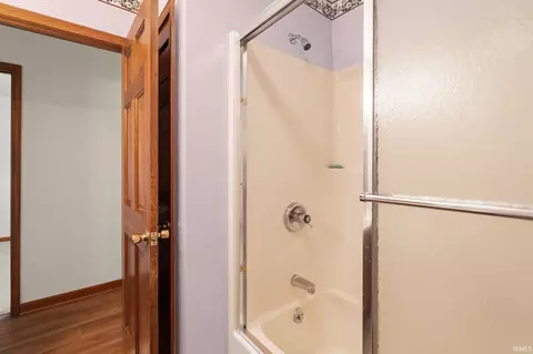 Bath - 380 Lechner Ln, Jasper, IN 47546 photo 4 of 5
