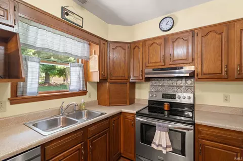 Kitchen - 380 Lechner Ln, Jasper, IN 47546 photo 3 of 4