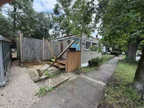 618 W Howe St, Bloomington, IN 47403 photo 2